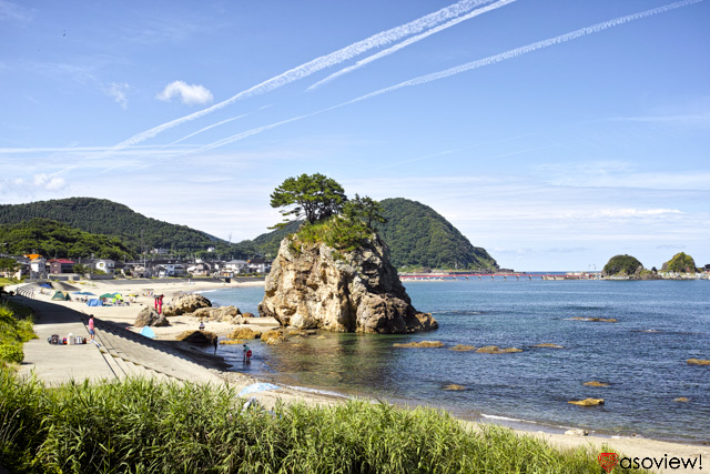 山形県鶴岡市の由良海水浴場へ出かけよう 白山島を望むロケーションが最高
