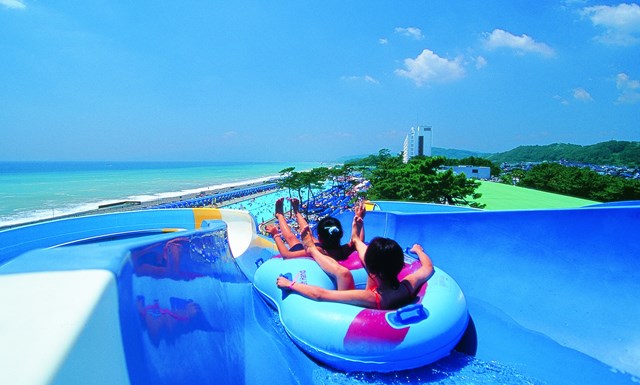 ウォータースライダーにナイトプールも 17年に行きたいプール10選