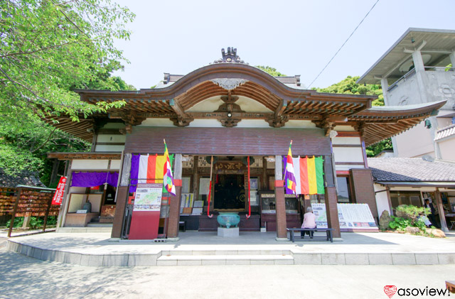 境内には明治から伝わる縁結びのお地蔵様もあり、縁結びに対する願いを記載した「心と鍵の絵馬」が、お地蔵様の周辺にたくさん掲げられています。