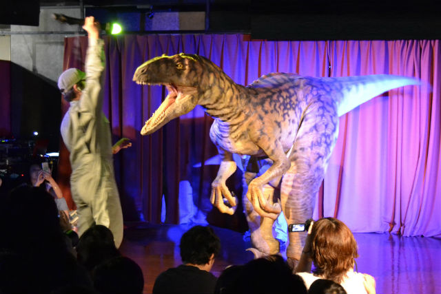 恐竜ライブショー マジカル ダイナソー開催 ナンジャタウンで動く恐竜に遭遇