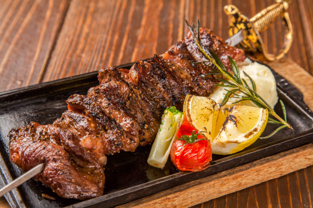 海賊レストラン キングオブザパイレーツ に豪快 パイレーツ肉メニュー が登場