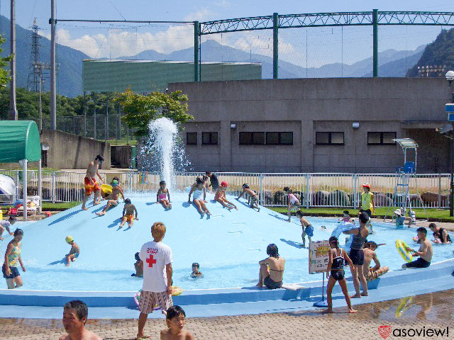 新潟県湯沢町 レジャープール オーロラで夏のプールを楽しもう 室内室外どちらもアリ