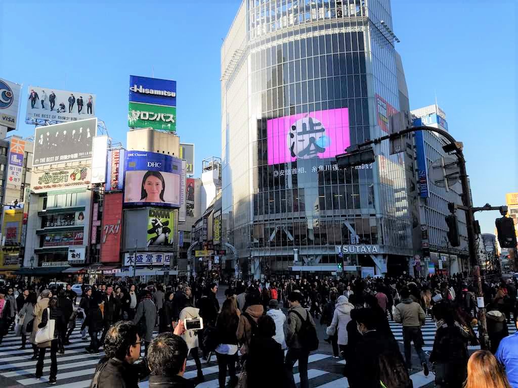 渋谷スクランブル交差点の観光見どころをご紹介 外国人に人気の理由とは