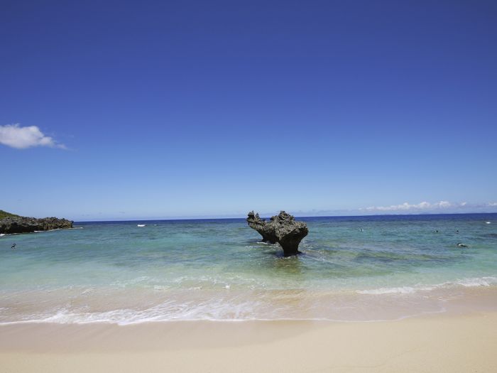 古宇利島 沖縄最強の絶景ビーチ 恋する女子から大人気のハートロックも