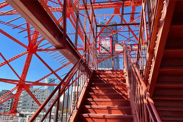 東京タワーの見どころは 人気の階段ウォークから子どもと楽しめるスポット 新名所まで魅力を一挙紹介 東京タワーの見どころは 人気の階段ウォークから子どもと楽しめるスポット 新名所まで魅力を一挙紹介