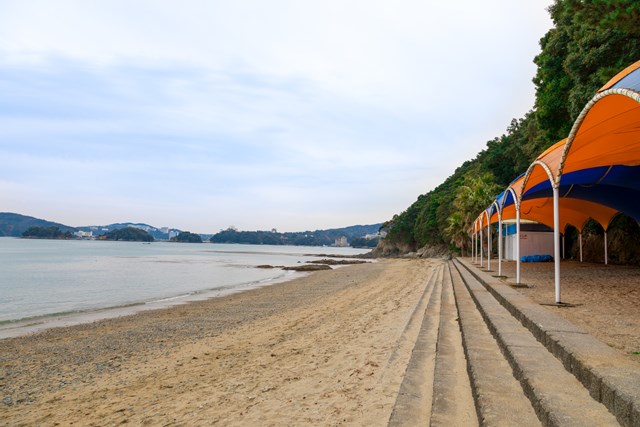 イルカとふれあえて眺めも美しい海に浮かぶイルカ島