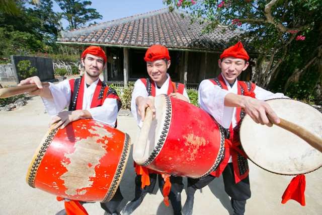 琉球村 エイサー演舞や琉球民族衣装体験など沖縄の魅力が体験できる