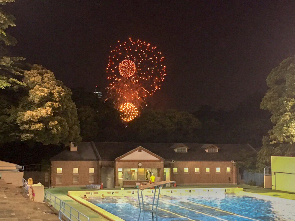 横浜市 元町公園プール がオープン 絶好のロケーションで星空の下泳ごう