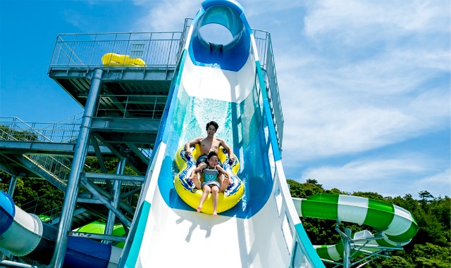 迫力のスライダーや水の要塞 ようさい で大絶叫 神戸の大自然に囲まれたプールで夏を楽しもう