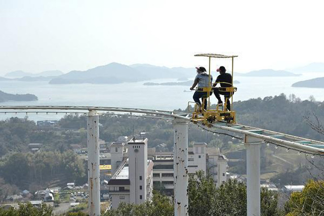 鷲羽山ハイランドはまるでブラジル アトラクション サンバを満喫