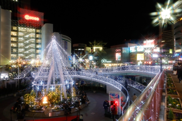 JR神戸線三ノ宮駅 南エリア2階歩行者用デッキ、旧噴水前広場のイルミネーションの写真